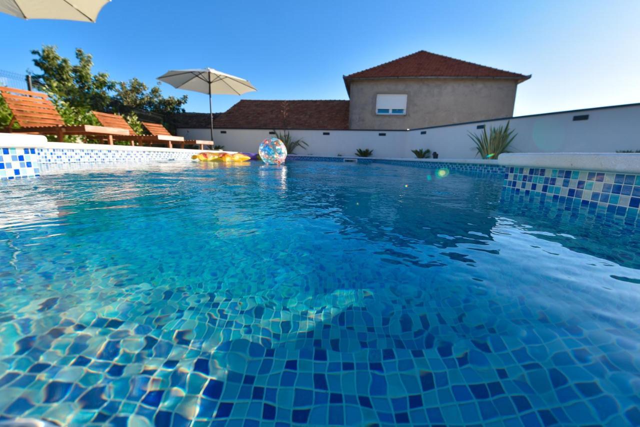 Villa Navita Augustinus With Pool Debeljak Екстериор снимка